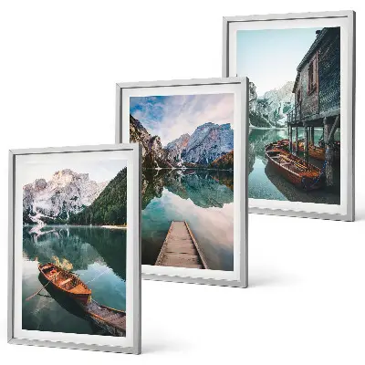 Cadre photo mural représentant un lac avec des montagnes, des bateaux et un chalet