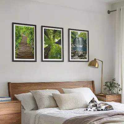 Lot de 3 tableaux pour salon motif sentier forestier avec cascade et végétation