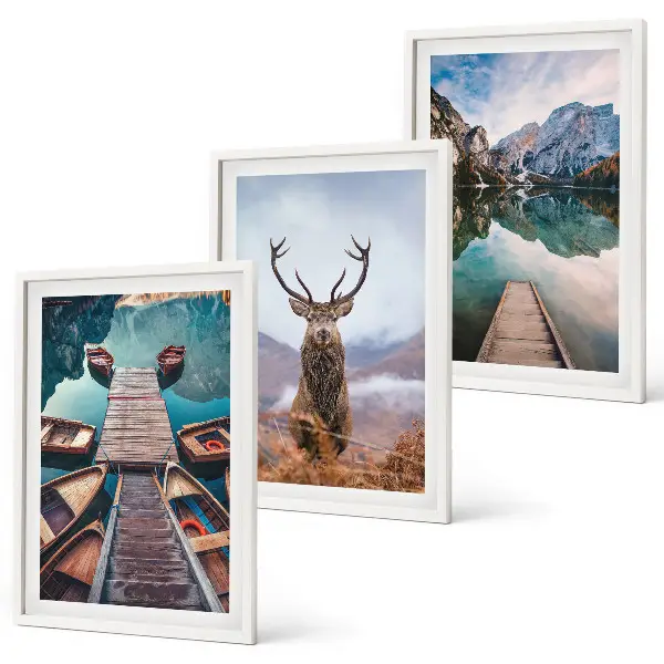 Cadre photo mural motif lac, bateaux et montagnes avec cerfs