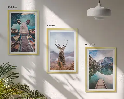 Cadre photo mural motif lac, bateaux et montagnes avec cerfs