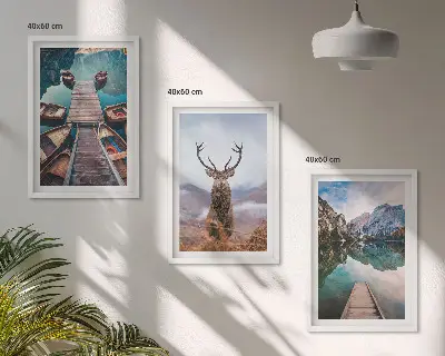 Cadre photo mural motif lac, bateaux et montagnes avec cerfs