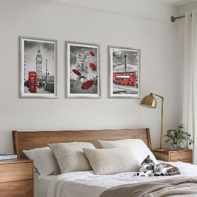 Cadre photo mural Cabine avec parapluie rouge et bus londonien