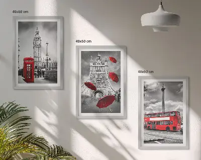 Cadre photo mural représentant une cabine téléphonique avec un parapluie rouge et un bus londonien