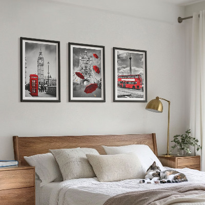 Cadre photo mural Cabine avec parapluie rouge et bus londonien