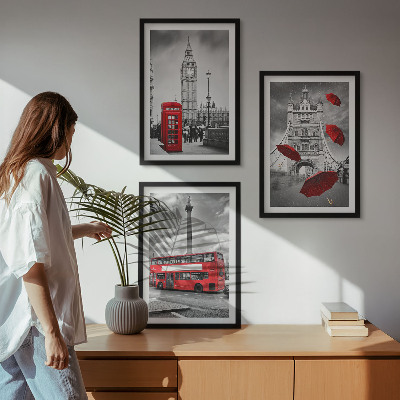 Cadre photo mural Cabine avec parapluie rouge et bus londonien