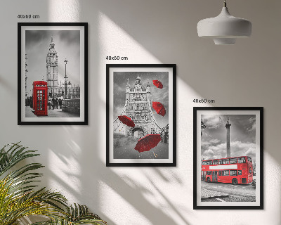 Cadre photo mural Cabine avec parapluie rouge et bus londonien