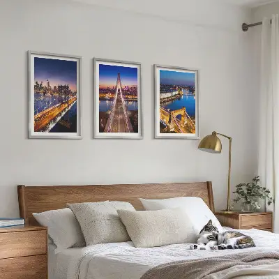 Lot de 3 tableaux pour salon représentant des villes la nuit avec des ponts et des rivières