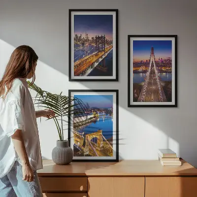 Lot de 3 tableaux pour salon représentant des villes la nuit avec des ponts et des rivières