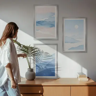 Cadre photo mural avec une aquarelle de montagnes roses et bleues