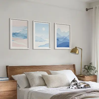 Cadre photo mural avec une aquarelle de montagnes roses et bleues