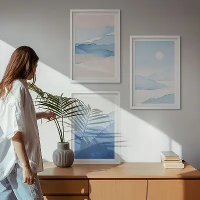 Cadre photo mural avec une aquarelle de montagnes roses et bleues