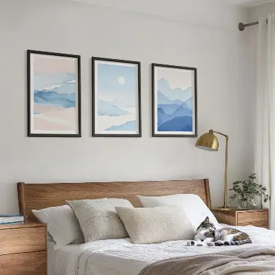 Cadre photo mural avec une aquarelle de montagnes roses et bleues