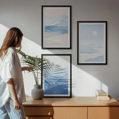 Cadre photo mural avec une aquarelle de montagnes roses et bleues