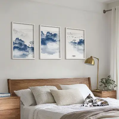 Cadre photo mural avec un paysage de montagnes, nuages, arbres et oiseaux
