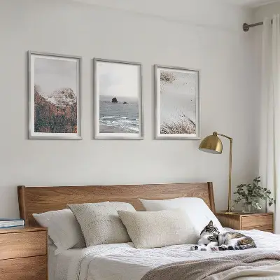 Cadre photo mural représentant des montagnes, des nuages, la mer et le sable