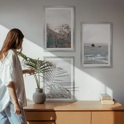 Cadre photo mural représentant des montagnes, des nuages, la mer et le sable