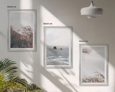 Cadre photo mural représentant des montagnes, des nuages, la mer et le sable