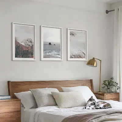 Cadre photo mural représentant des montagnes, des nuages, la mer et le sable
