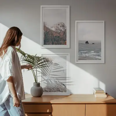 Cadre photo mural représentant des montagnes, des nuages, la mer et le sable