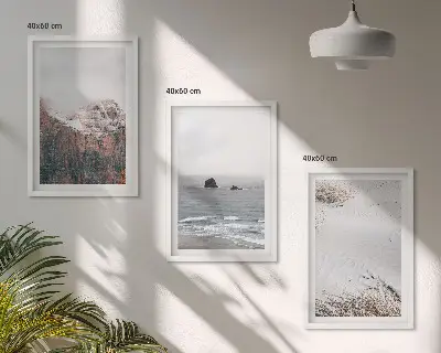 Cadre photo mural représentant des montagnes, des nuages, la mer et le sable