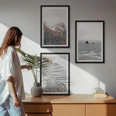 Cadre photo mural représentant des montagnes, des nuages, la mer et le sable