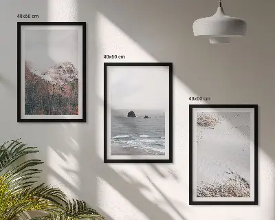 Cadre photo mural représentant des montagnes, des nuages, la mer et le sable