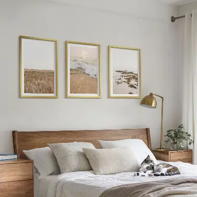 Cadre photo mural représentant une plage avec des vagues et des galets en été