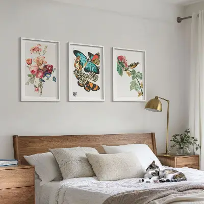 Cadre photo mural avec motifs de fleurs, papillons et oiseaux aux tons pastel