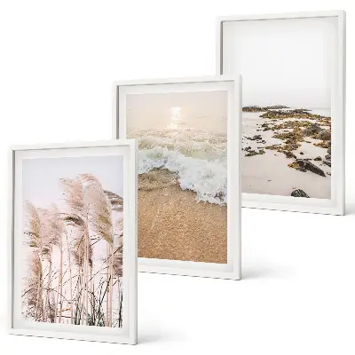 Cadre photo mural représentant une plage avec des herbes, des vagues et des pierres style bohème