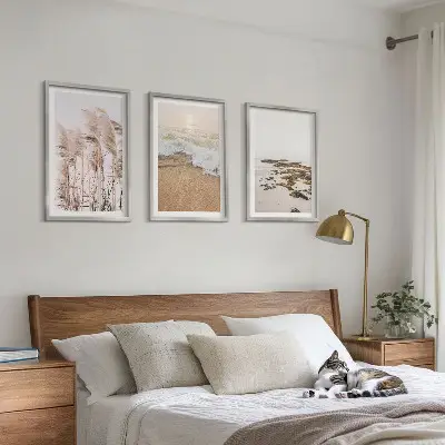 Cadre photo mural représentant une plage avec des herbes, des vagues et des pierres style bohème