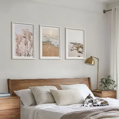 Cadre photo mural représentant une plage avec des herbes, des vagues et des pierres style bohème