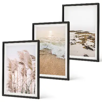 Cadre photo mural représentant une plage avec des herbes, des vagues et des pierres style bohème