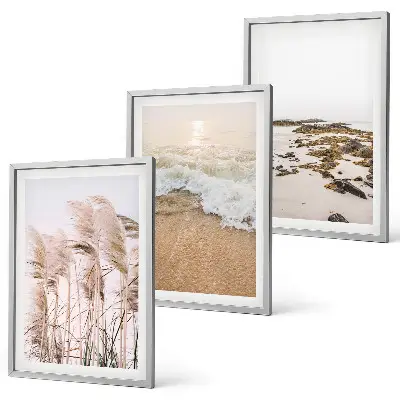 Cadre photo mural représentant une plage avec des herbes, des vagues et des pierres style bohème