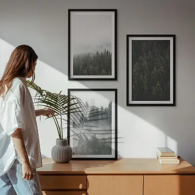 Cadre photo mural forêts vertes dans la brume au naturel