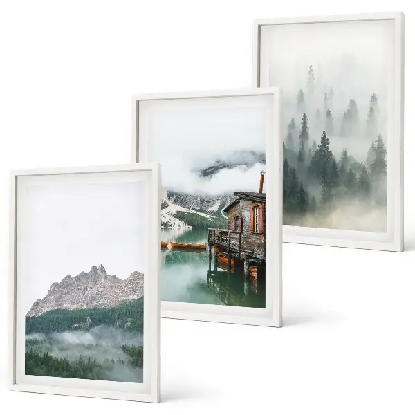 Cadre photo mural représentant des montagnes, un lac, un chalet et du brouillard