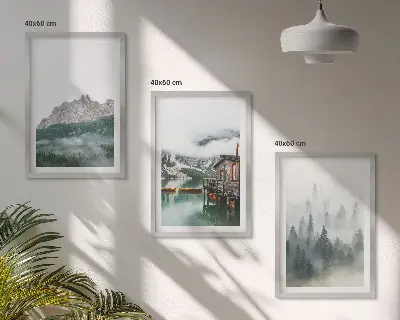 Cadre photo mural représentant des montagnes, un lac, un chalet et du brouillard