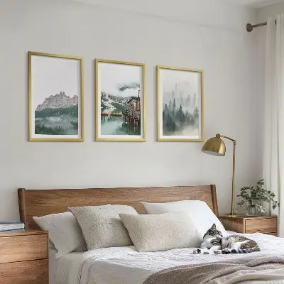 Cadre photo mural représentant des montagnes, un lac, un chalet et du brouillard