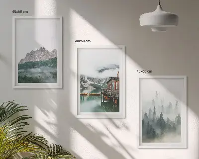 Cadre photo mural représentant des montagnes, un lac, un chalet et du brouillard