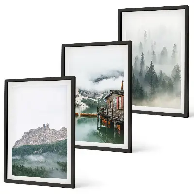 Cadre photo mural représentant des montagnes, un lac, un chalet et du brouillard