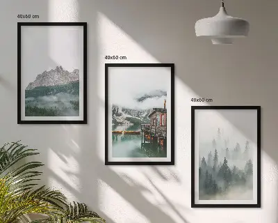 Cadre photo mural représentant des montagnes, un lac, un chalet et du brouillard