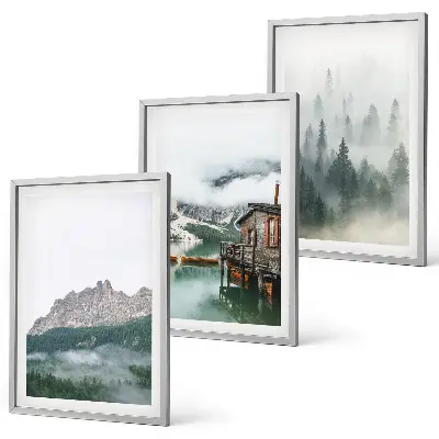 Cadre photo mural représentant des montagnes, un lac, un chalet et du brouillard