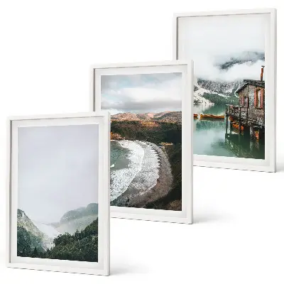 Cadre photo mural représentant des montagnes, une plage, des nuages et de l'eau
