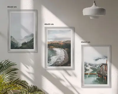 Cadre photo mural représentant des montagnes, une plage, des nuages et de l'eau
