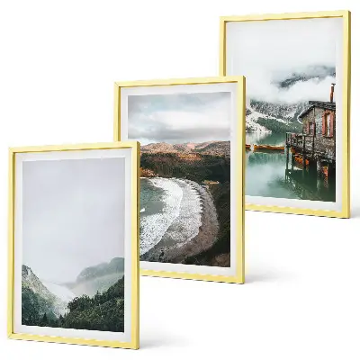 Cadre photo mural représentant des montagnes, une plage, des nuages et de l'eau