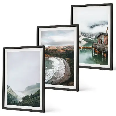 Cadre photo mural représentant des montagnes, une plage, des nuages et de l'eau