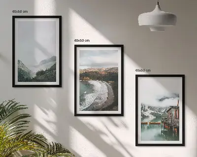 Cadre photo mural représentant des montagnes, une plage, des nuages et de l'eau