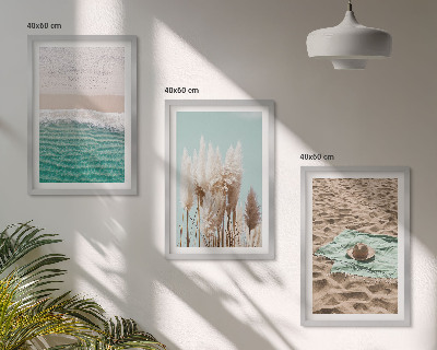 Cadre photo mural Chapeau en herbe sur les vagues de la plage