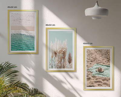 Cadre photo mural Chapeau en herbe sur les vagues de la plage