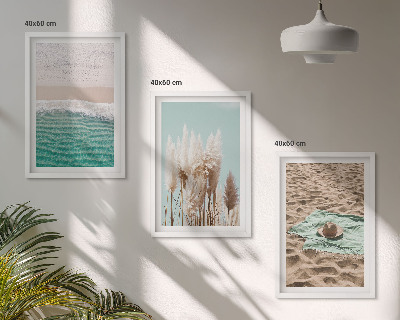 Cadre photo mural Chapeau en herbe sur les vagues de la plage