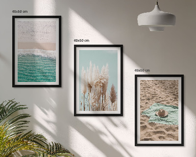 Cadre photo mural Chapeau en herbe sur les vagues de la plage